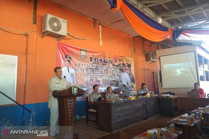 Wagub Sumbar serahkan 1,03 ton rendang untuk korban banjir di Bengkulu