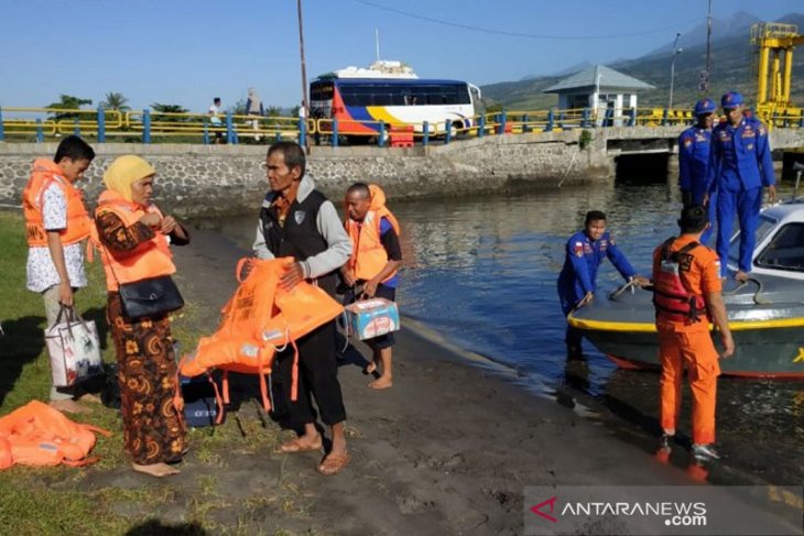 Kandas, KMP Mutiara Indonesia belum bisa dievakuasi