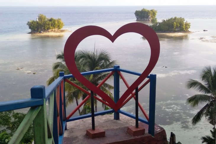 Keindahan berpanorama laut Pantai Adoki Biak