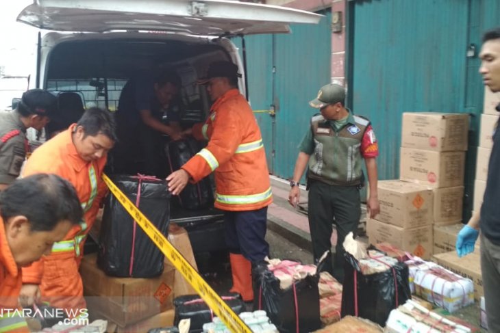 Ribuan petasan meledak saat bongkar muat dekat stasiun