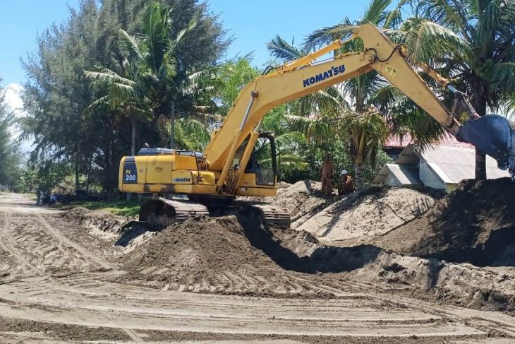 BPBD Aceh Barat bersihkan pasir yang menimbun Jalan Diponegoro