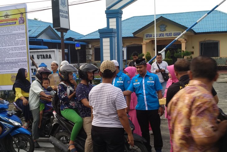 Satuan Narkoba Polres Asahan berbagi takjil