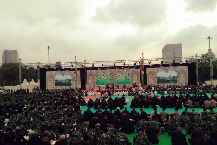 Jokowi buka puasa di Monas