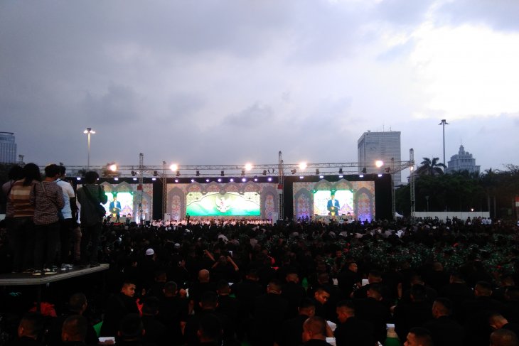 Hujan bukan halangan Jokowi bersama TNI-Polri magrib berjamaah di Monas