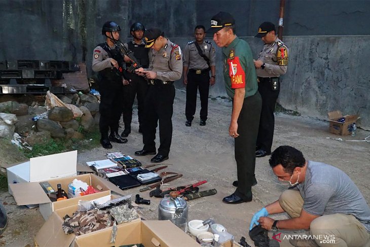 Polisi temukan bahan peledak, pistol hingga buku jihad di lokasi penangkapan teroris
