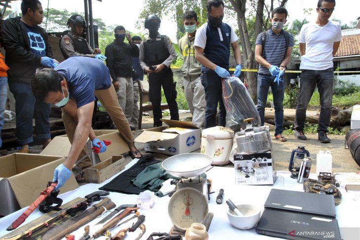 Kilas hukum, penangkapan teroris dan target ledakan