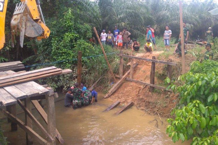 Satgas Pamtas bantu warga perbatasan di Kalbar bangun jembatan