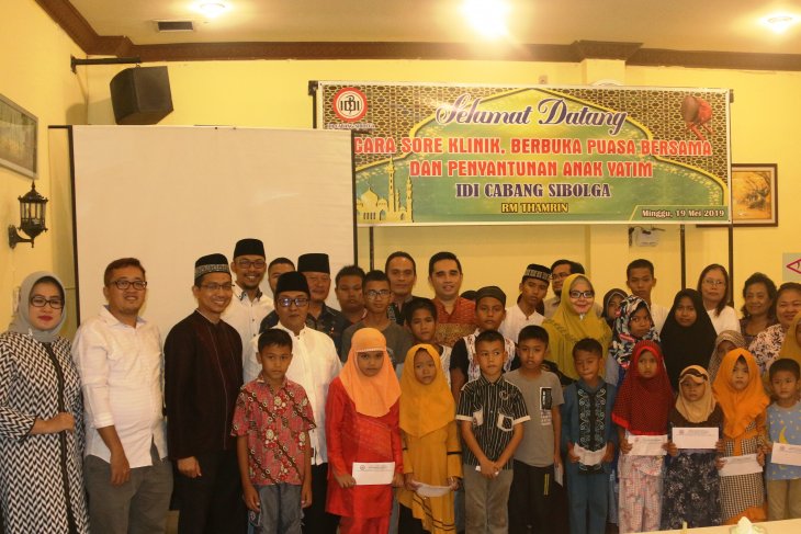 Klinik sore IDI Sibolga dan santunan anak yatim