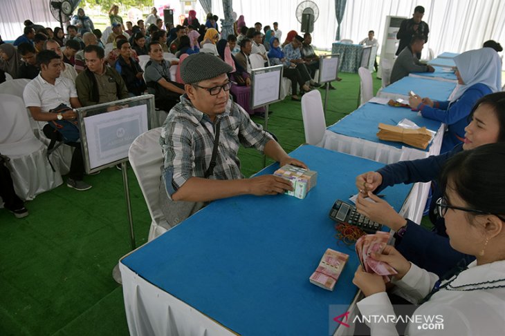 Ratusan warga padati penukaran uang di halaman kantor Gubernur Riau
