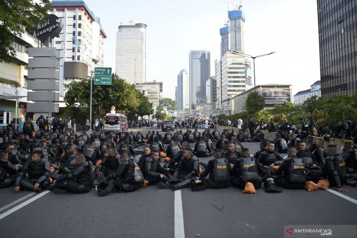 Polisi bubarkan aksi massa damai di Kantor Bawaslu