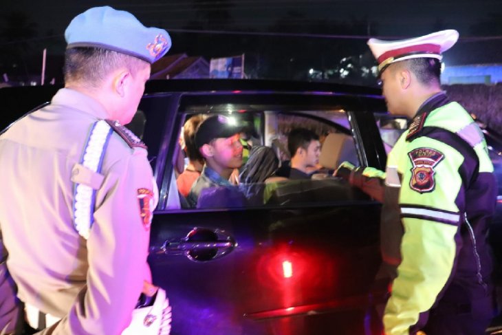 Polisi razia massa