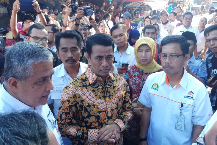 Mentan minta Bulog serap cabai petani