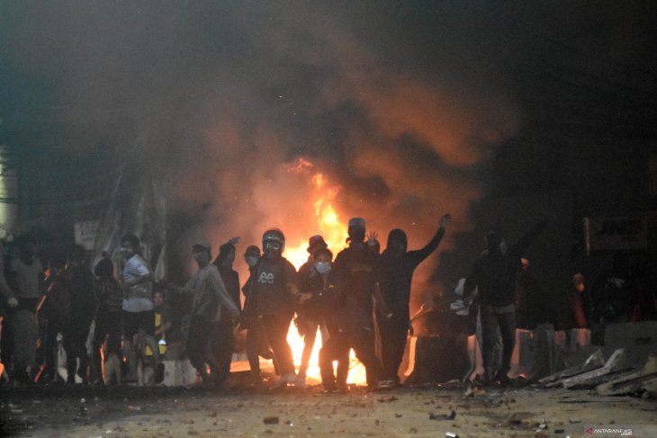 Pasukan gabungan masih bertahan di Bawaslu, massa gunakan ketapel