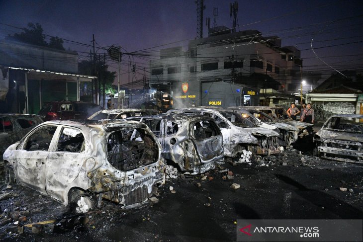 Belasan mobil di Petamburan terbakar