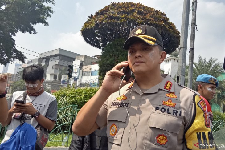Police detain 99 people at protest location