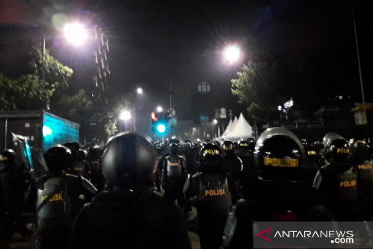 Menolak bubar, sejumlah massa balas gas air mata dengan batu