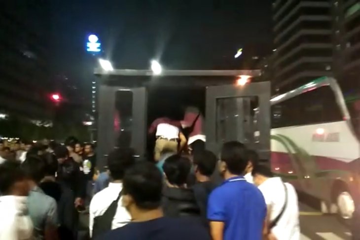 Aparat kembali amankan sejumlah massa yang bertindak rusuh di Jakarta