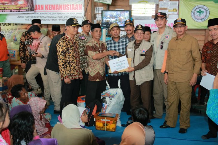 Gubernur Jambi serahkan bantuan untuk warga Pangkal Duri