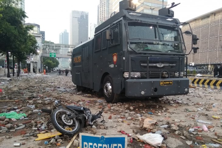 Massa rusuh di Bawaslu dibubarkan