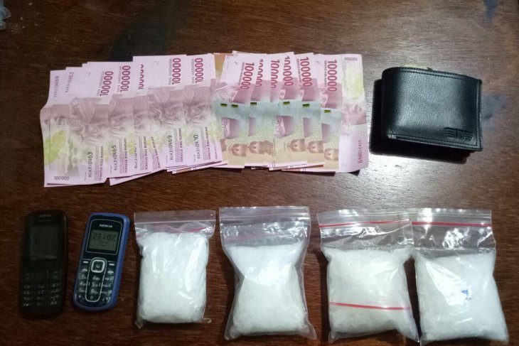 A prison officer, two inmates arrested for drug crime: police