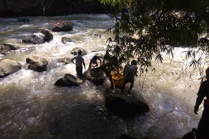 Tim SAR masih cari buruh bangunan diduga tenggelam di Sungai Cicatih