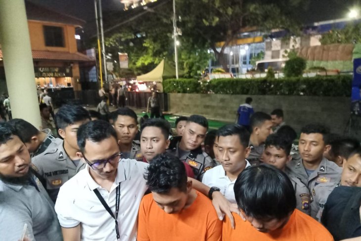 Polrestro Jakarta Barat kejar pesuruh empat pembakar mobil Brimob