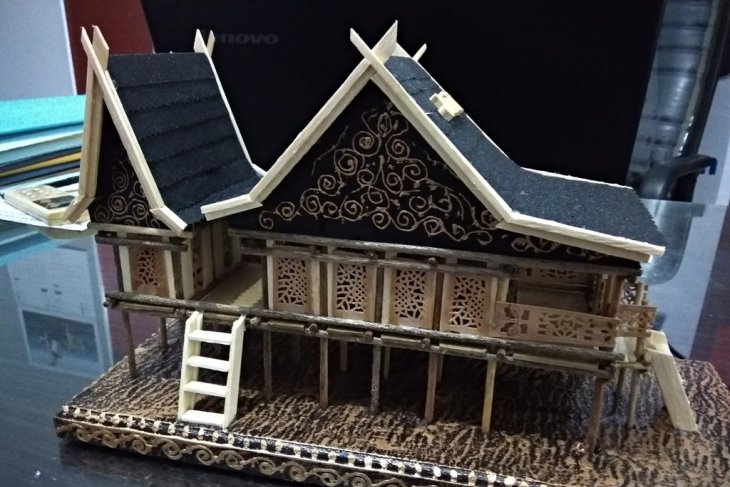 Miniatur rumah tradisional cenderamata desa wisata di Muaro Jambi