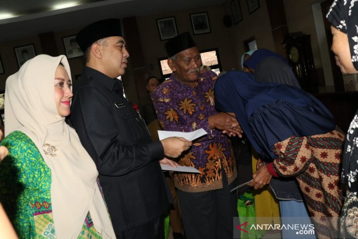 Pemkab Tangerang salurkan sembako pada 203 warga miskin