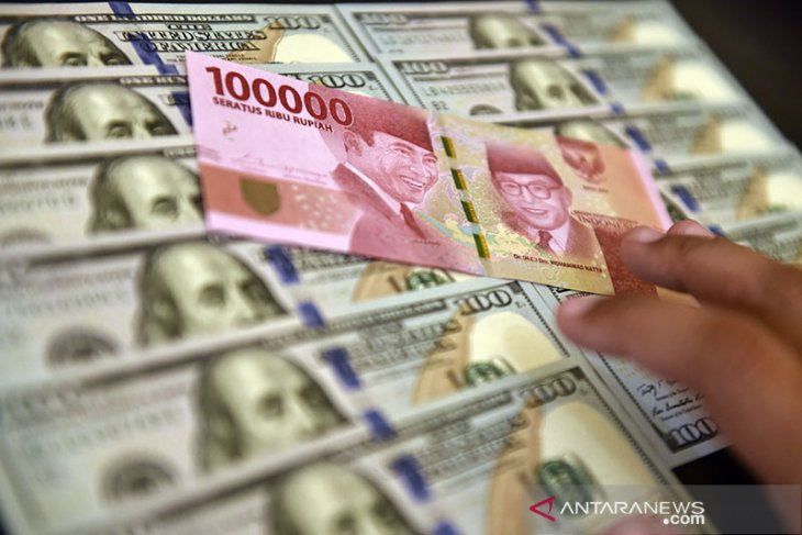 Rupiah weakens in accordance with World Bank's revised projection
