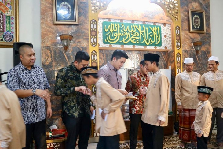 Firma hukum FKNK salurkan santunan bagi 70 anak yatim piatu