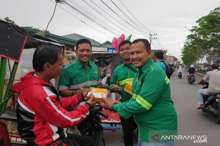 Mifa Bersaudara salurkan paket buka puasa untuk pengendara becak dan juru parkir