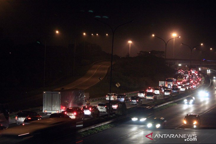 Antrean rest area jadi penyebab tersendatnya arus lalu lintas di Tol Jakarta-Cikampek