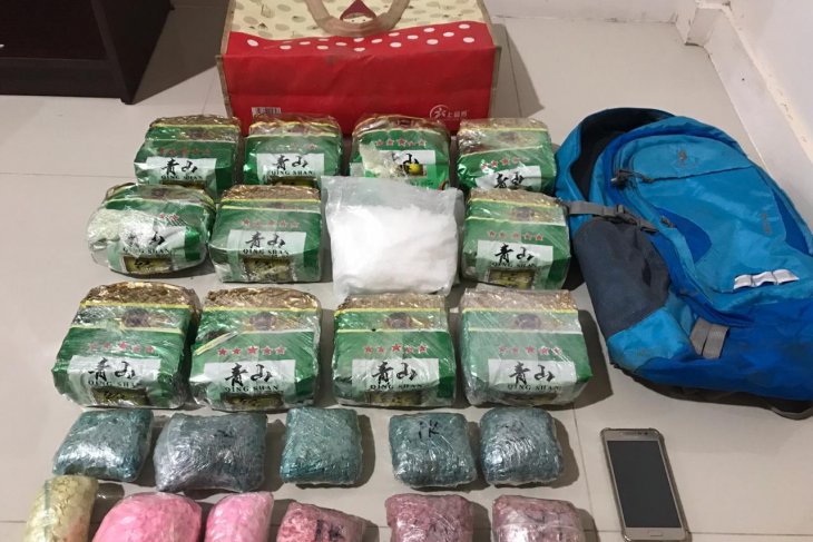 Three busted in Riau for smuggling 10 kg meth from Malaysia
