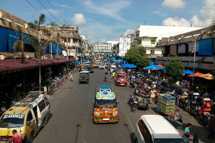 Arus lalu lintas di pusat Kota Pematangsiantar lancar