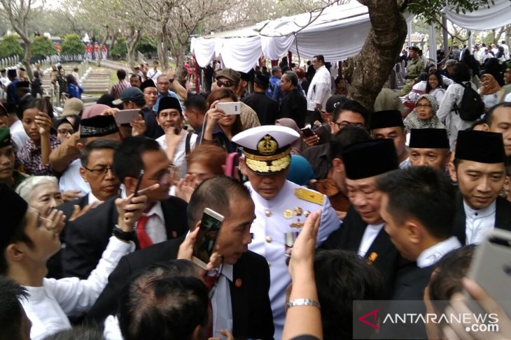 Usai pemakaman Ani Yudhoyono warga berebut salaman dengan SBY
