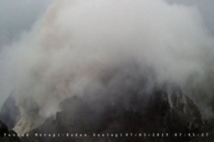 Gunung Merapi luncurkan awan panas