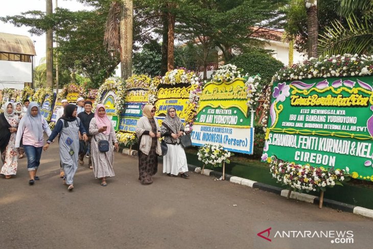 Masyarakat umum juga datang melayat Ani Yudhoyono