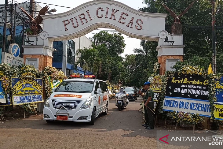 Jenazah Ani Yudhoyono diberangkatkan dari Puri Cikeas ke TMP Kalibata