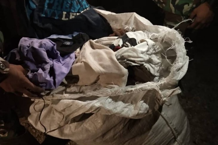 Satgas Pamtas gagalkan penyelundupan baju bekas asal Malaysia
