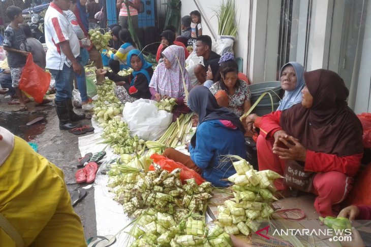 Perajin bungkus ketupat banjiri pasar Mardika
