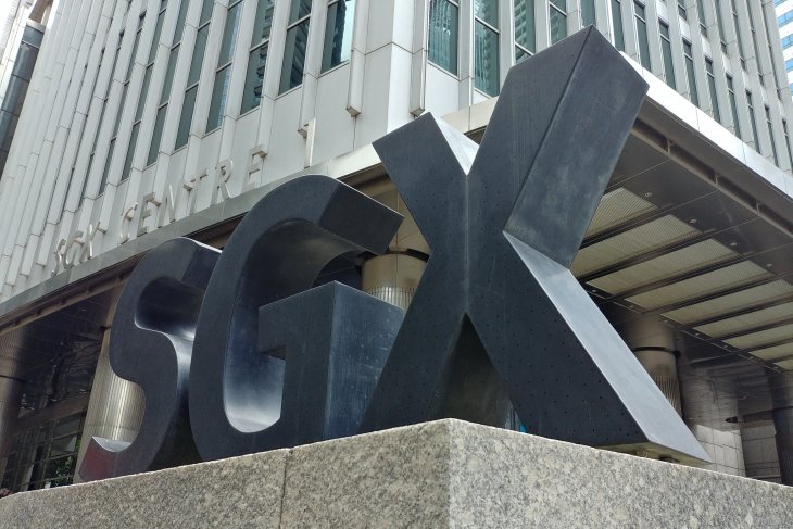 Bursa saham Singapura ditutup 0,96 persen lebih tinggi