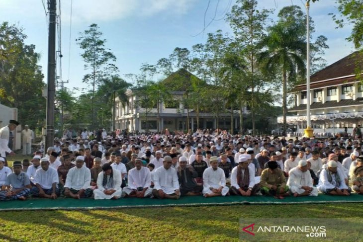 Bupati Belitung shalat Ied bersama ribuan masyarakat