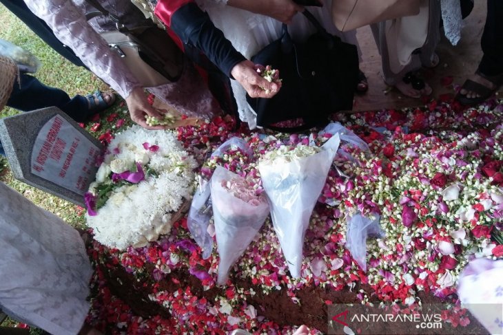 Bunga merah permintaan terakhir Ani Yudhoyono