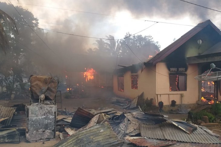 Ketersinggungan saat konvoi takbir berujung pembakaran 87 rumah di Buton