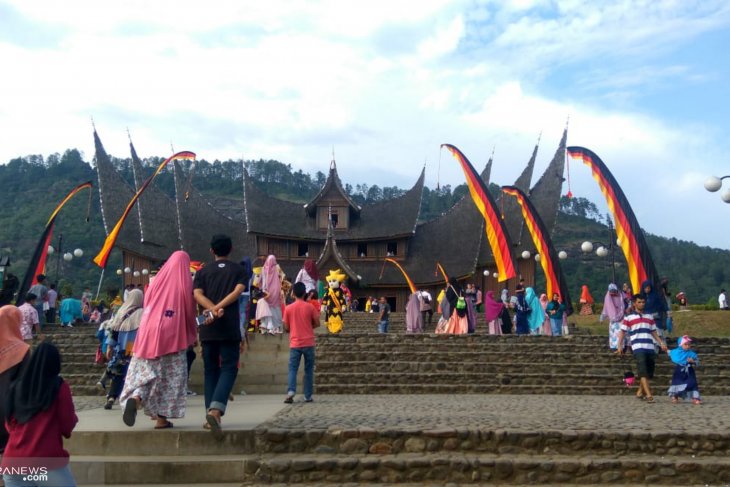Tiket pesawat melambung tinggi, target kunjungan wisatawan meleset jauh