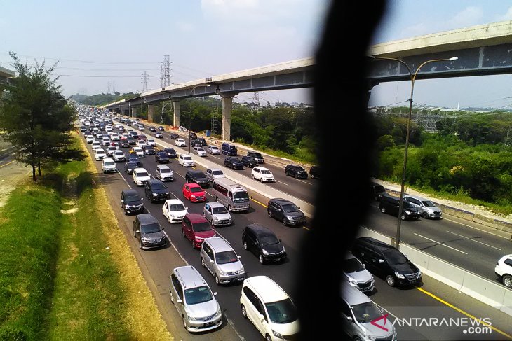 Arus balik di jalan Tol Jakarta-Cikampek padat