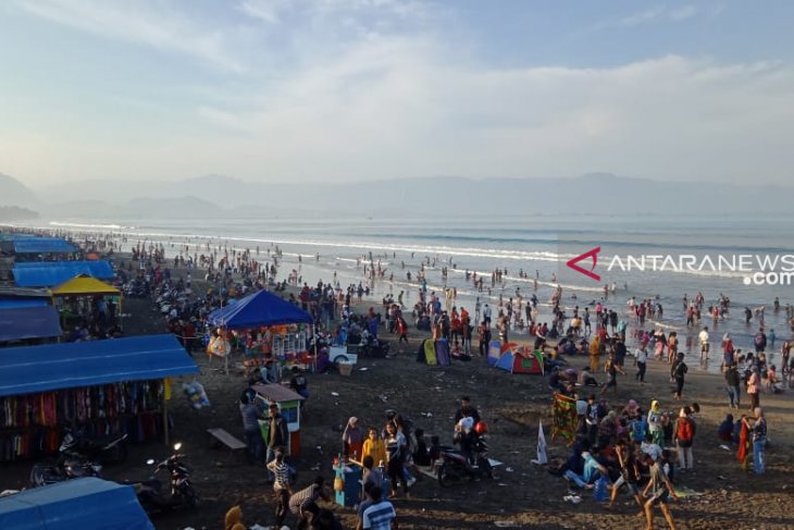 Wisatawan objek wisata laut Sukabumi mulai berkurang