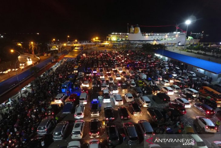 Antrean kendaraan dermaga Bakauheni capai empat kilometer
