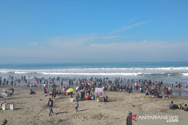 Ribuan wisatawan masih ramaikan pantai di Sukabumi