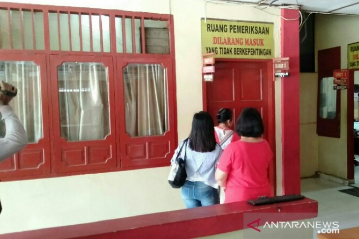 Sejumlah ibu rumah tangga korban penipuan datangi Polres Nias